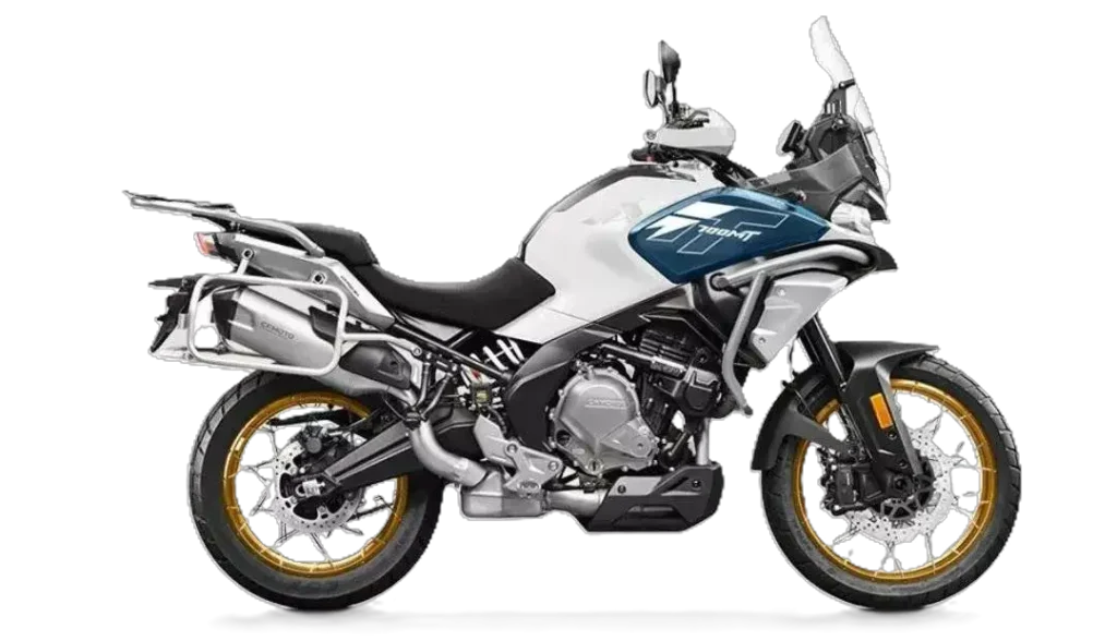 Biało-niebieski motocykl CFMOTO 700MT ze złotymi felgami i stelażami pod kufry – flota Motorland.rent w Maladze