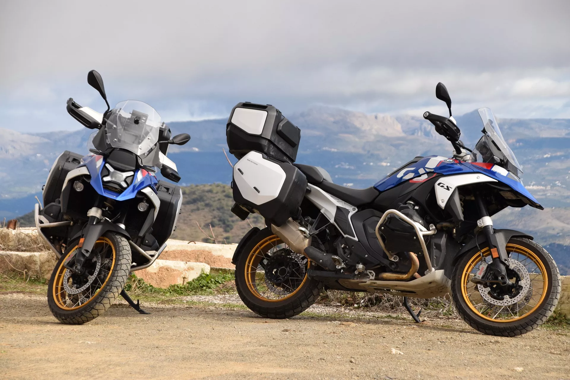 Dwa nowoczesne motocykle BMW R 1300 GS w wersji Trophy i Triple Black – międzynarodowa wypożyczalnia Motorland.rent z bazami w całej Europie