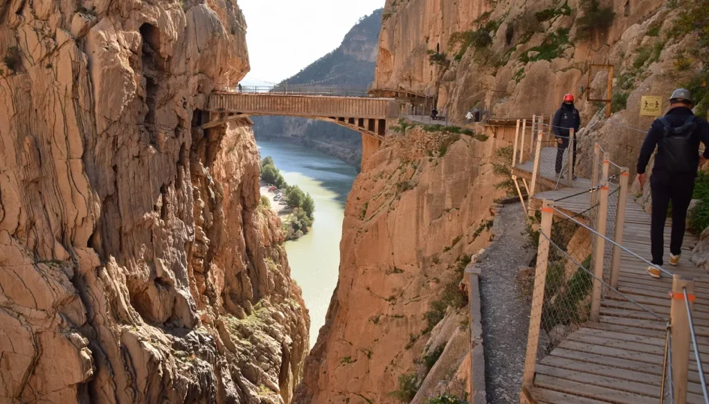 Widok na kładki szlaku Caminito del Rey w wąwozie El Chorro – idealny cel wycieczki motocyklowej z Motorland.rent Malaga
