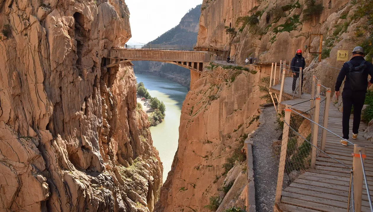 Caminito Del Rey - Ścieżka Króla, którą musisz przejść! 2 Widok na kładki szlaku Caminito del Rey w wąwozie El Chorro – idealny cel wycieczki motocyklowej z Motorland.rent Malaga