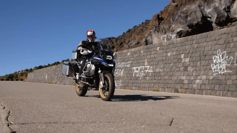 przedni-hamulec-w-motocyklu-porady-motocyklowe-hamowanie-przednim-wypozyczalnia-motocykli-w-maladze-motorland-motorcycle-rental